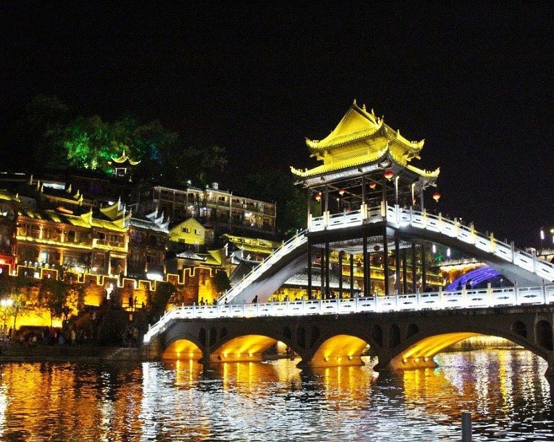 Lầu Phong Thủy Hồng Kiều 