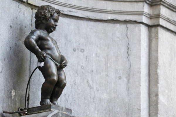 Tượng "Chú Bé Đứng Tè"