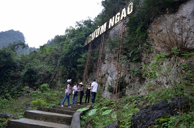 khám phá động Ngườm Ngao