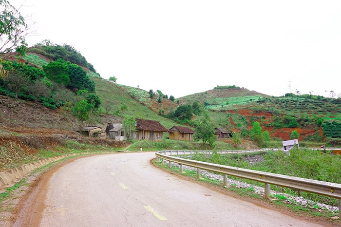 Đường đi Cửa khẩu Lóng Sập và Chợ Lào