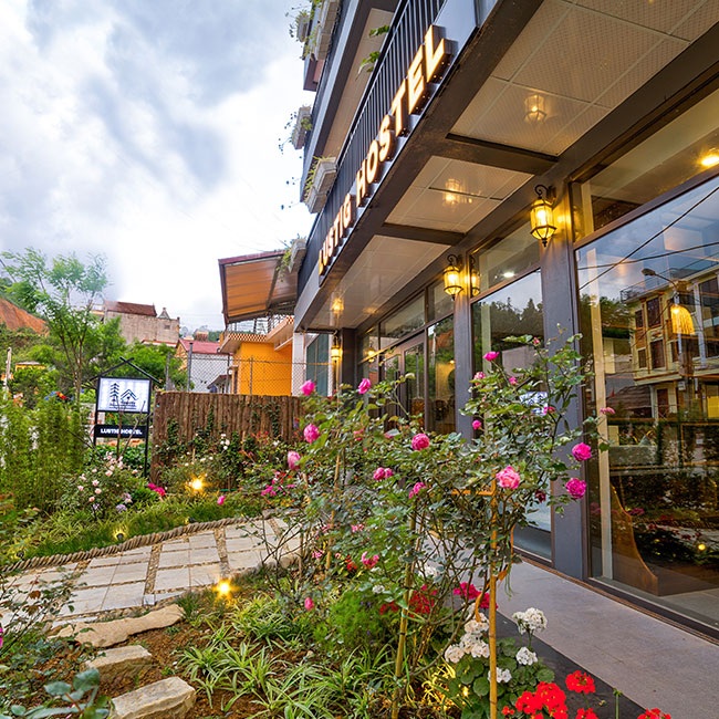 Nhìn Lustig Hostel từ xa