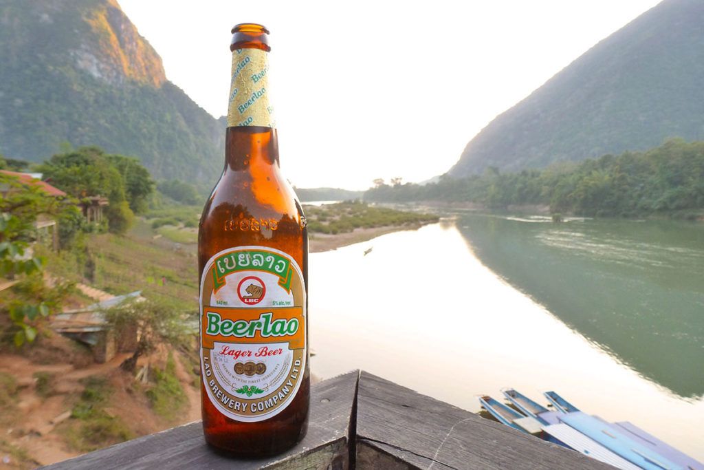 Két bia Lào chai vàng 2