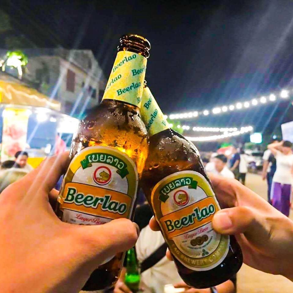 Két bia Lào chai vàng 3