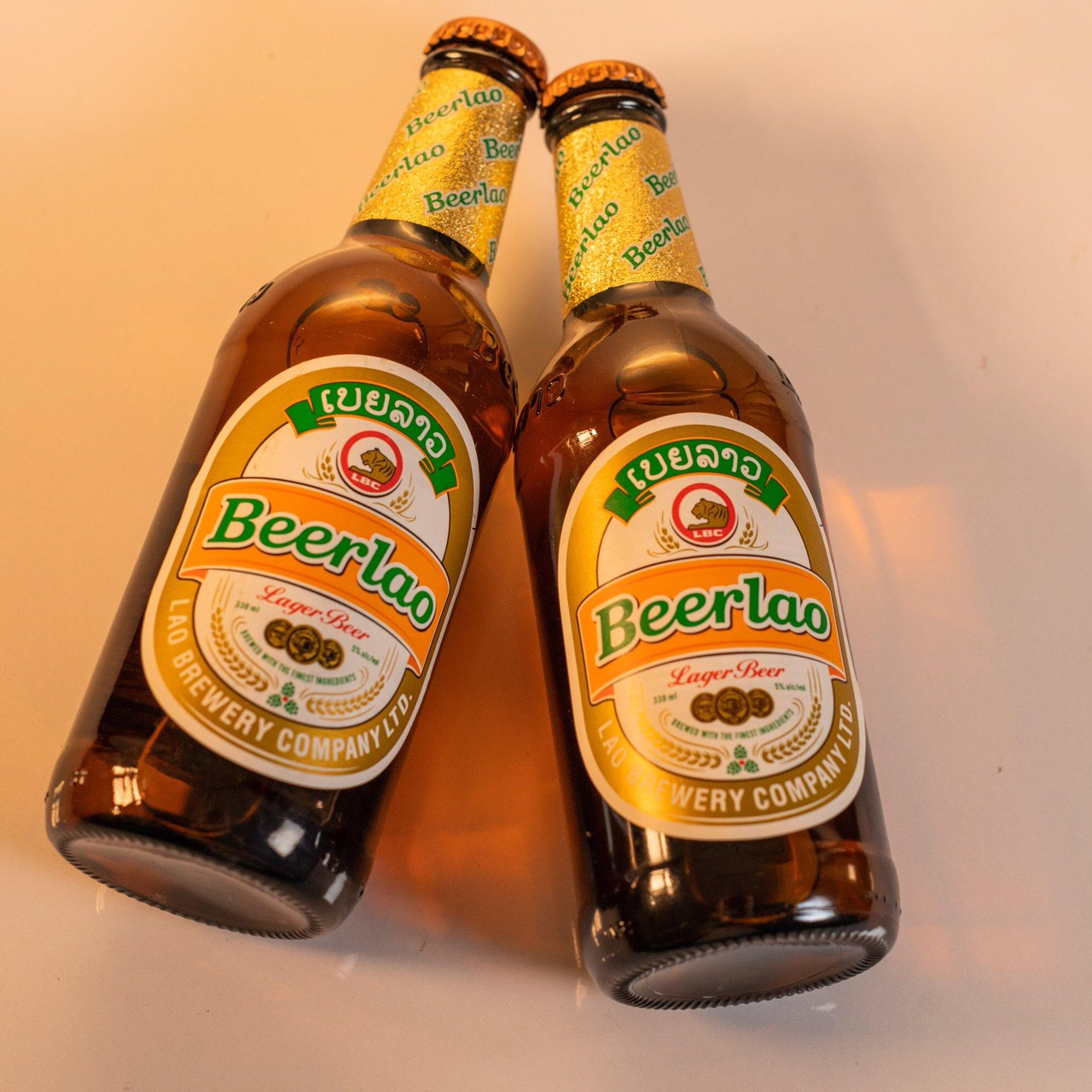 Két bia Lào chai vàng 4
