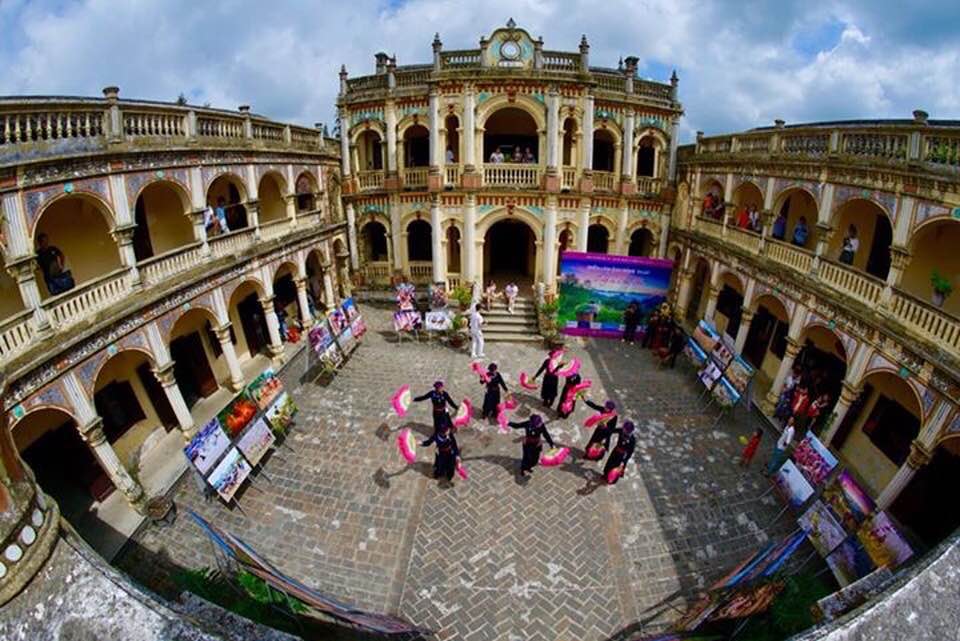 Bố cục đối xứng nhau của hai dãy nhà